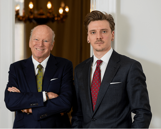 Ein Porträt von Camillo und Ernst Thomas im Anzug.